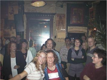 Sweaty Pants - Vanaf het podium: let op, die jongen rechts <em>met dat haar</em> is Mike publiek,shirley,mike