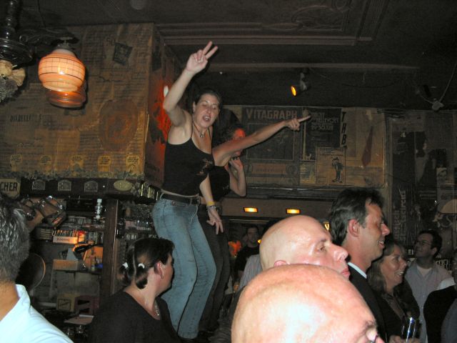 Sweaty Pants - Twee bier voor op de bar!! bar,publiek,dansen